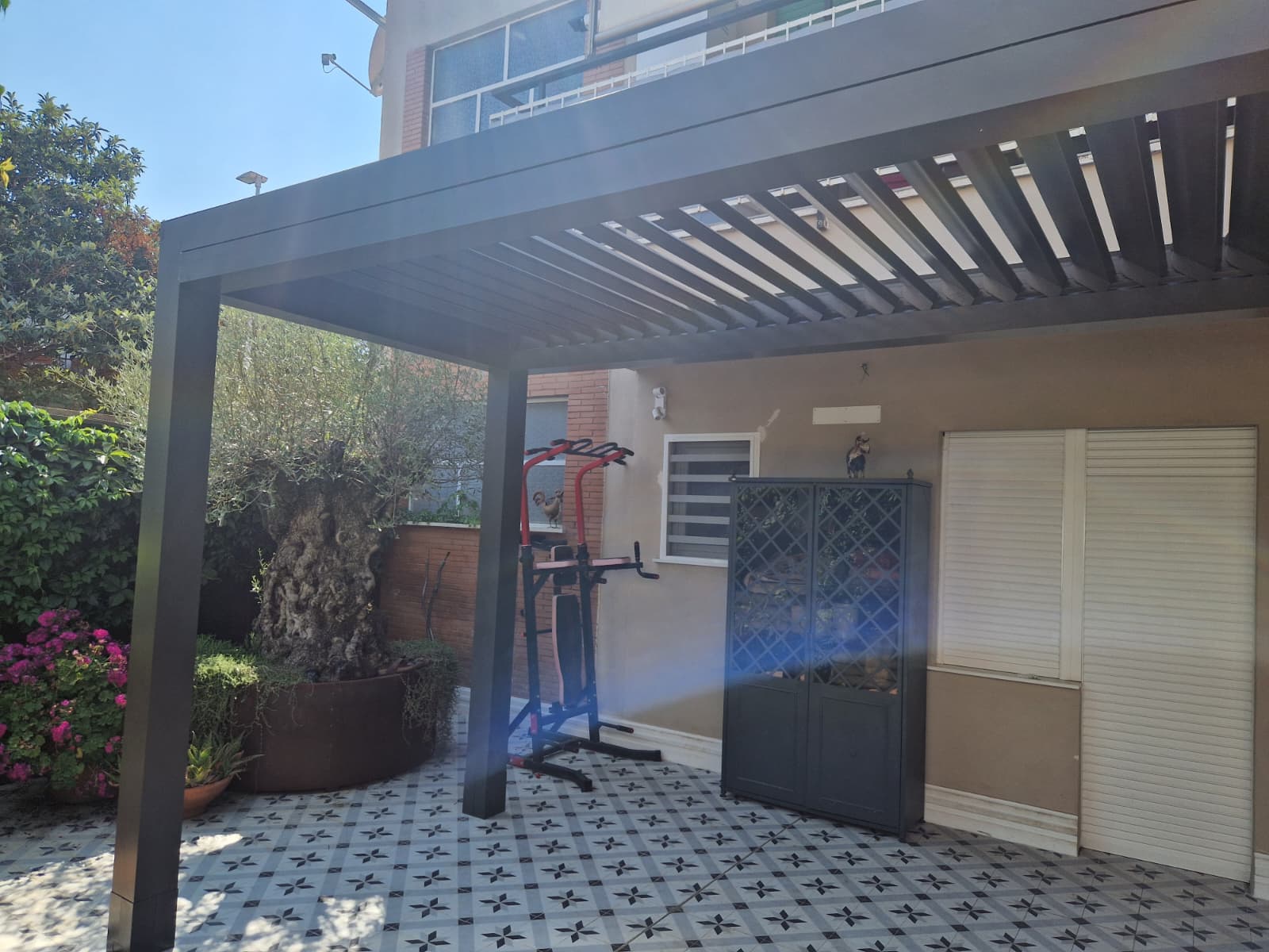 Pergola Bioclimatica in alluminio installata su un patio