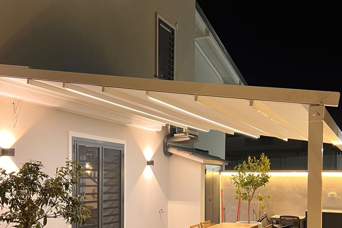 Pergotenda retrattile installata sul patio di una villa